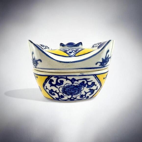 Chinese Vintage 1950s White, Yellow, and Blue Lucky Ingots Shaped Porcelain Box - Picture 3 of 10
